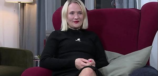 Lena verwöhnt sich auf dem Fußboden